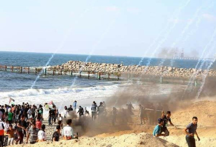ירי גז מדמיע בעזה (צילום:  רשתות ערביות)