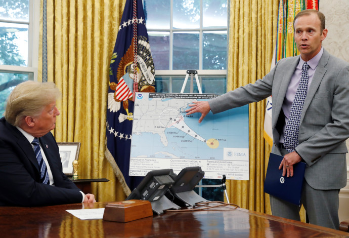 טראמפ בדיון על ההכנות לקראת הוריקן פלורנס (צילום:  רויטרס)