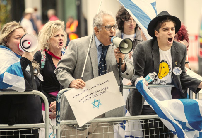 מחאה מחוץ להצבעת הוועד המנהל של הלייבור בלונדון על קבלת הגדרת האנטישמיות המלאה, החודש (צילום:  Getty images)