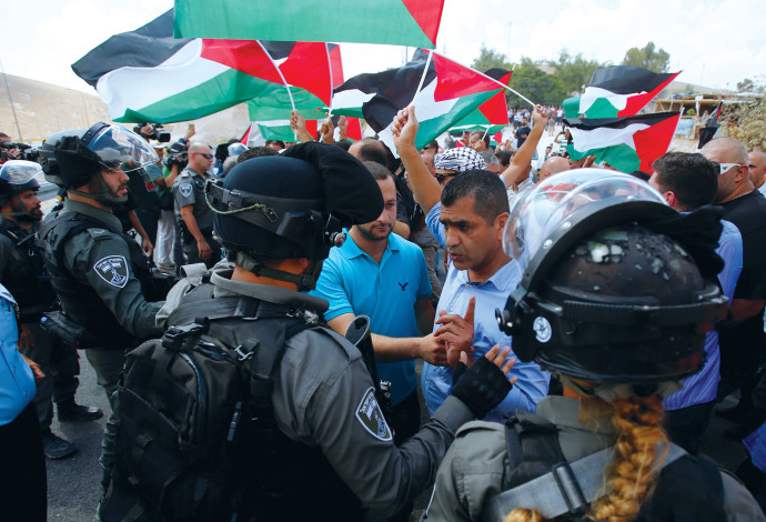 מפגינים פלסטינים בכפר חאן אל-אחמר (צילום:  רויטרס)