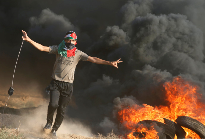 עימותים עם פלסטינים בגבול רצועת עזה (צילום:  רויטרס)