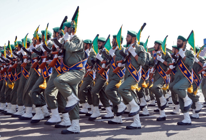 חיילים איראנים במצעד צבאי (צילום:  AFP)