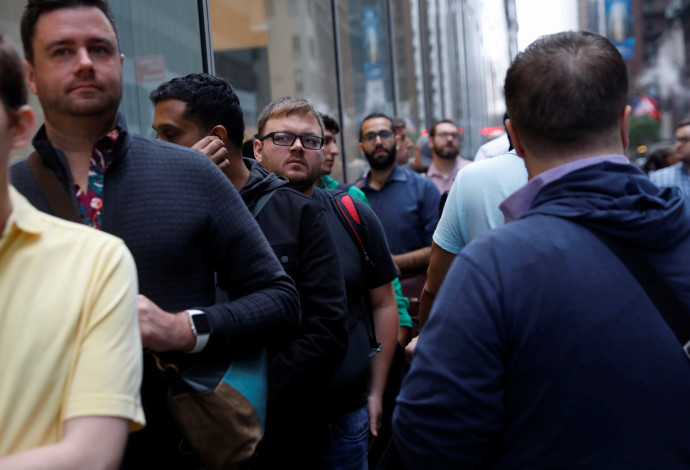 אנשים ממתינים מחוץ לחנות של אפל בשביל לרכוש את האייפון החדש (צילום:  רויטרס)