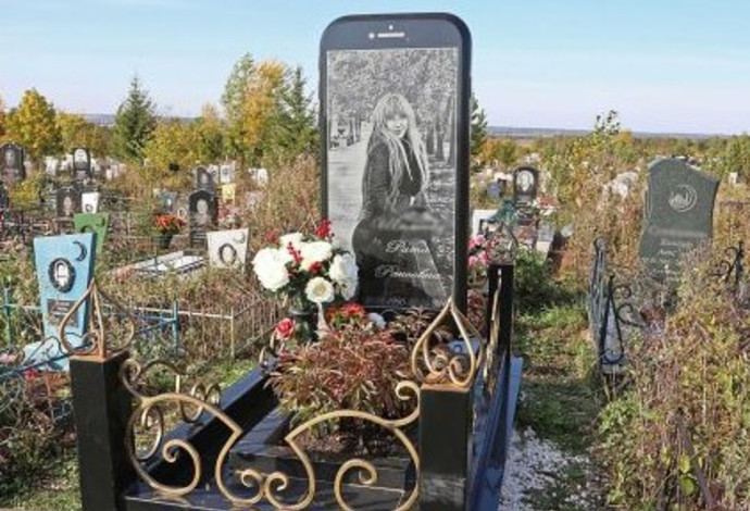 מצבת האייפון בבית קברות ברוסיה (צילום:  צילום מסך)