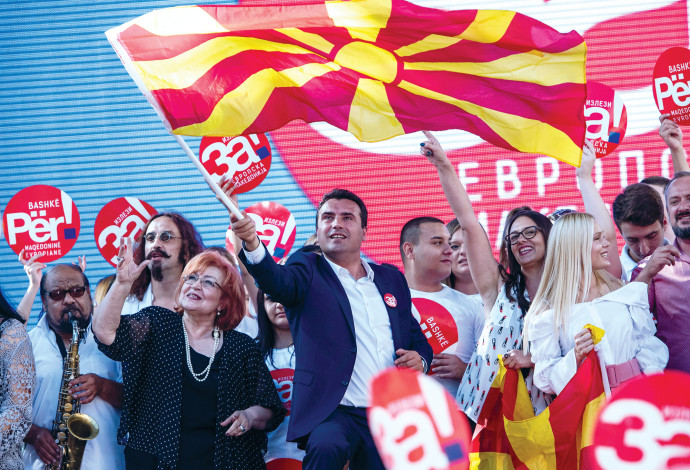 ראש ממשלת מקדוניה זוראן זאאב בעצרת תמיכה בהסכם (צילום:  AFP)