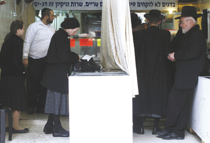 הפרדה בין נשים לגברים בחנות בירושלים (צילום:  קובי גדעון, פלאש 90)