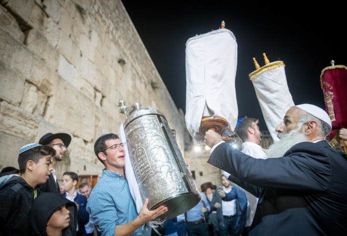 שמחת תורה (למצולמים אין קשר לנאמר בכתבה) (צילום:  יונתן זינדל, פלאש 90)