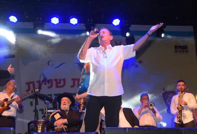 רון חולדאי בהקפות שניות בתל אביב (צילום:  אבשלום ששוני)