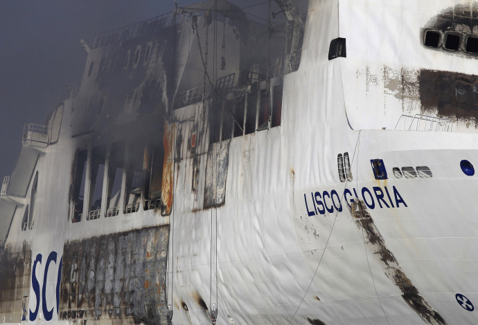 ספינת נוסעים עולה באש (צילום:  רויטרס)