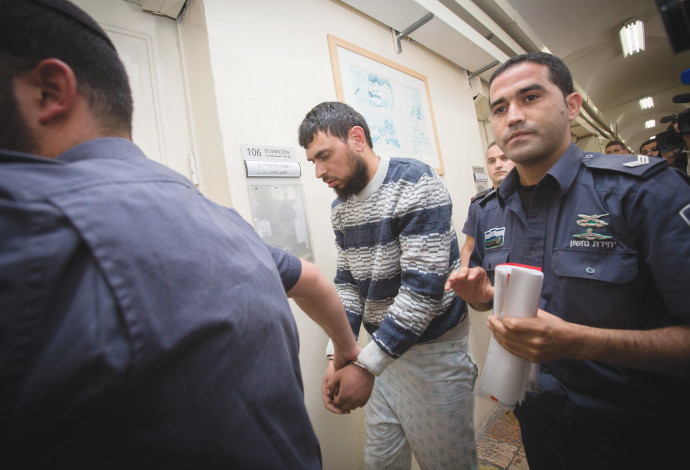 חאלד קוטינה מובא למעצר (צילום:  מרים אלסטר, פלאש 90)