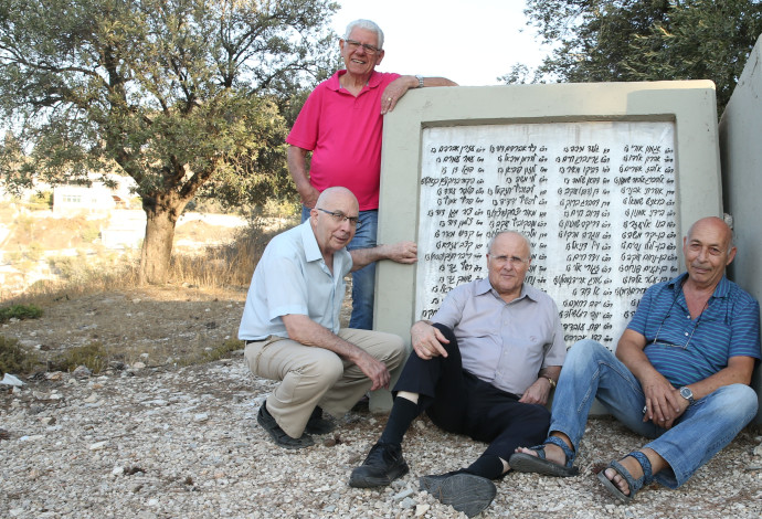 משמאל: טרוסטלר (עומד), אשכנזי, אורלב ורונן באנדרטה לזכר חללי גדוד 68 ביער השלום בירושלים (צילום:  מירי צחי)