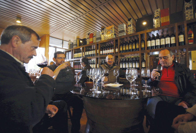 שותים יין בפורטוגל  (צילום:  רויטרס)