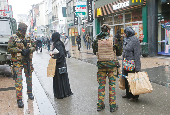 חיילים ברחובות פריז לאחר פיגוע (צילום:  רויטרס)
