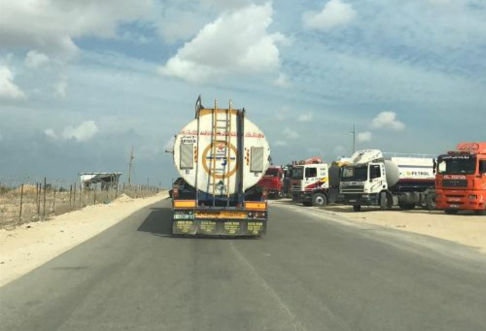 מכלית דלק במימון קטארי במעבר כרם שלום (צילום:  רשתות ערביות)