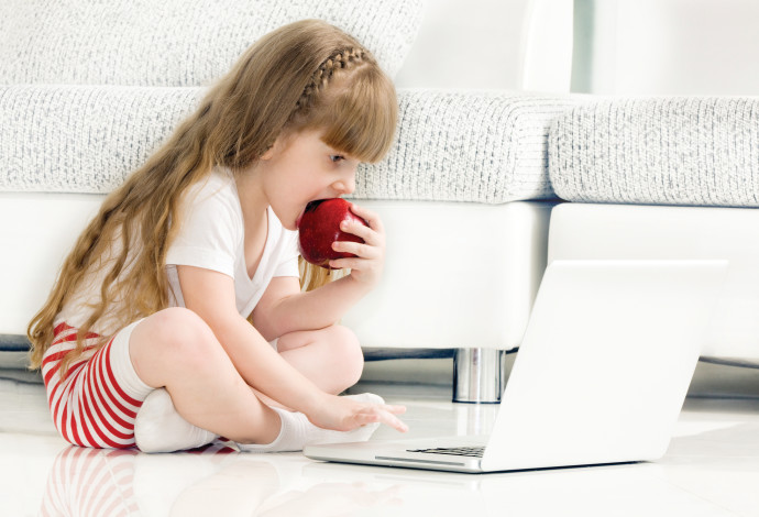 ילדה משחקת במחשב (צילום:  אינגאימג)
