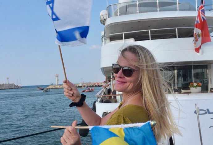 שבדית תומכת ישראל על הספינה "אלידה" (צילום:  אבשלום ששוני)