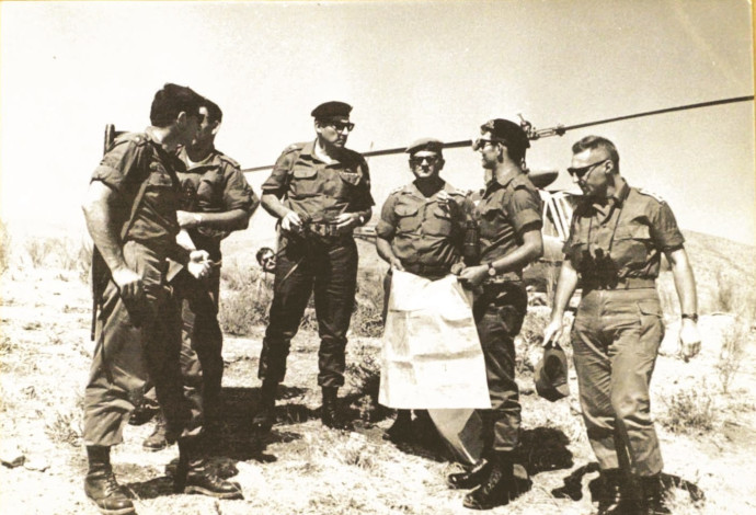 רחבעם זאבי (גנדי) בתדרוך קצינים בשטח (צילום:  עיתון במחנה)
