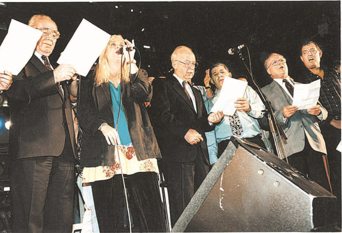 יצחק רבין שר את "שיר לשלום" בעצרת בה נרצח (צילום:  נועם וינר)