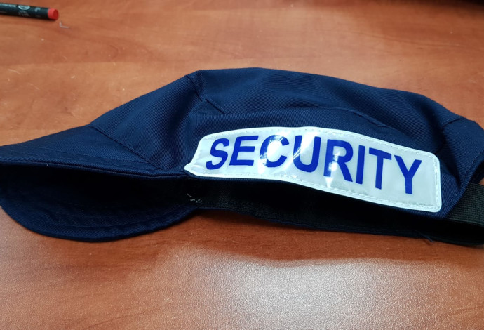 כובע הביטחון שחבש החשוד (צילום:  דוברות המשטרה)