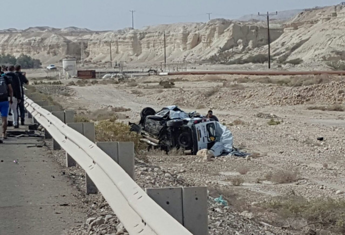 זירת התאונה בכביש 90 (צילום:  דוברות המשטרה)