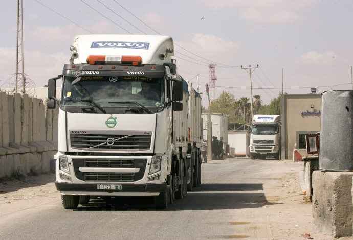 משאיות במעבר כרם שלום (צילום:  ראחים חאטיב פלאש 90)