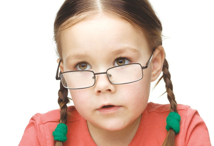 ילדה עם משקפיים (צילום:  אינג אימג')