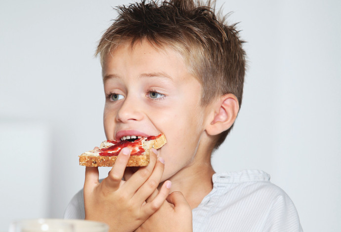 ילד אוכל (צילום:  אינג אימג')