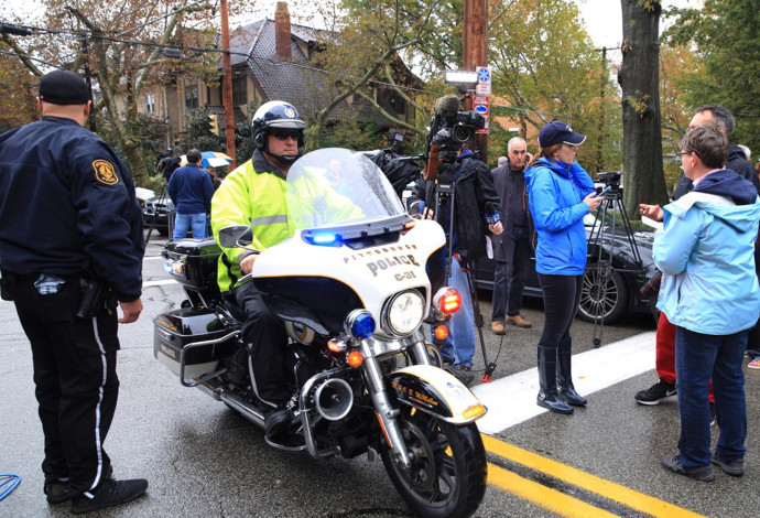 שוטר בזירת האירוע בפיטסבורג (צילום:  רויטרס)