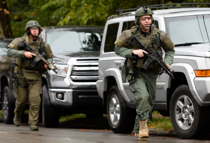 זירת אירוע הירי ב"קהילת עץ החיים" בפיטסבורג (צילום:  AFP)