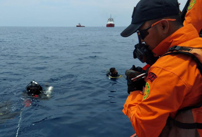 מאמצי האיתור והחילוץ באתר התרסקות המטוס האינדונזי (צילום:  רויטרס)