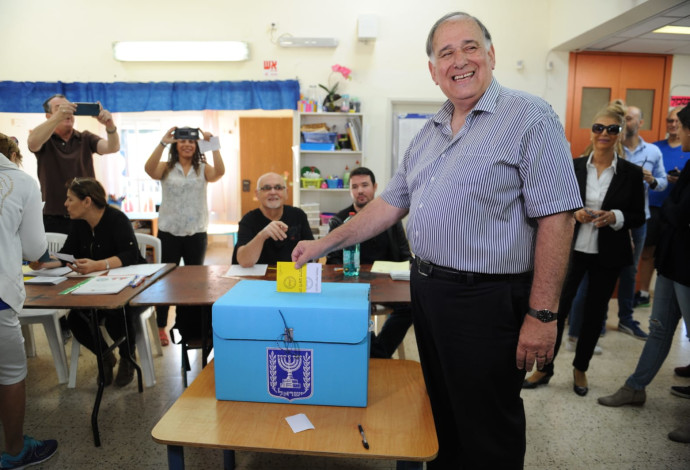 יונה יהב מצביע בבחירות מקומיות (צילום:  מאיר וקנין)