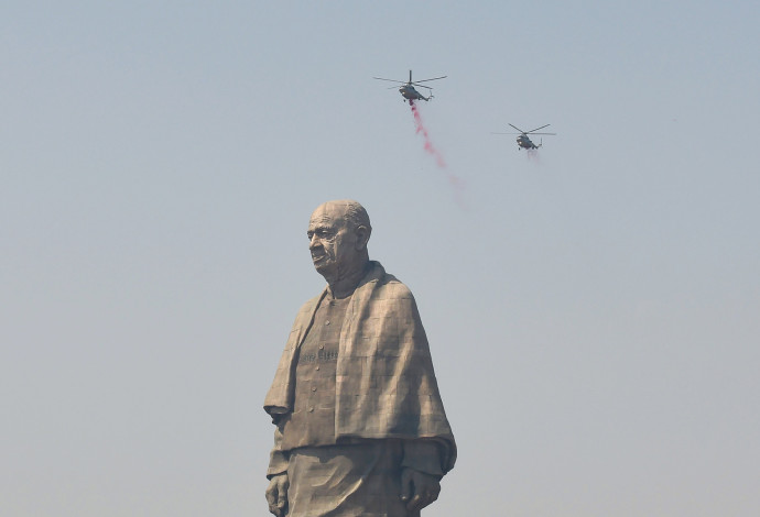 הפסל הגבוה בעולם בהודו  (צילום:  AFP)