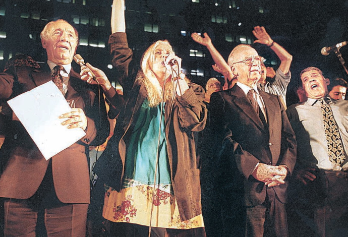 מירי אלוני שיר לשלום עצרת רצח יצחק רבין 1995 (צילום:  נועם וינר)