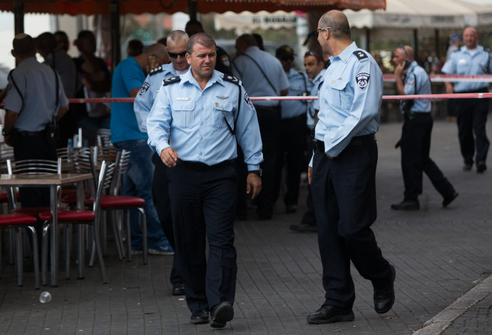 משה (צ'יקו) אדרי בזירת הפיגוע בשער שכם (צילום:  יונתן זינדל, פלאש 90)