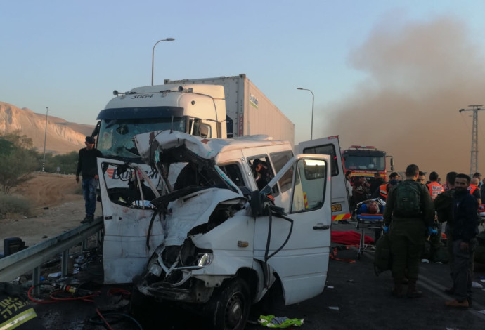 זירת התאונה סמוך לצומת פצאל (צילום:  דוברות כבאות והצלה)