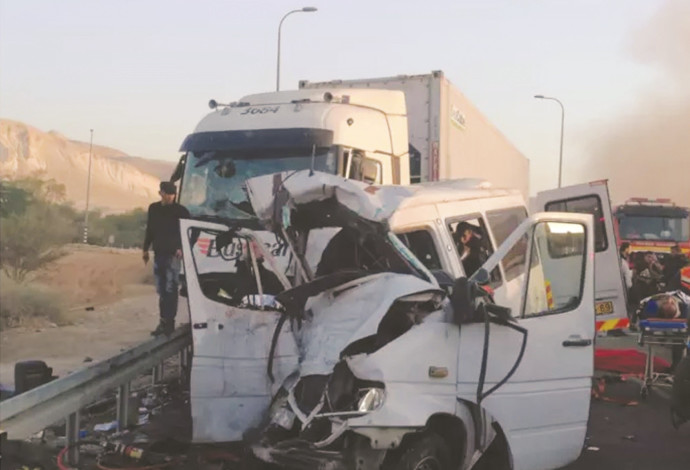 תאונה בכביש הבקעה (צילום:  דוברות כבאות והצלה)