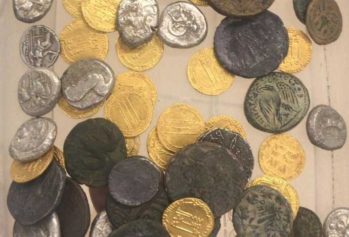 מטבעות הכסף העתיקים שנתפסו  (צילום:  דובר צה"ל)