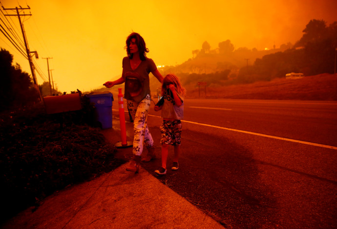 נמלטים מהאש בקליפורניה (צילום:  רויטרס)