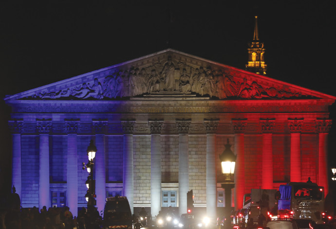 הפרלמנט מואר בצבעי דגל צרפת (צילום:  AFP)