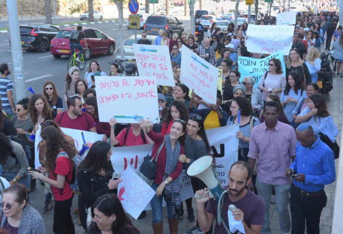 מחאת העובדים הסוציאליים בתל אביב (צילום:  אבשלום ששוני)