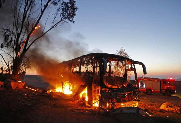 האוטובוס שנפגע מטיל בעוטף עזה (צילום:  AFP)