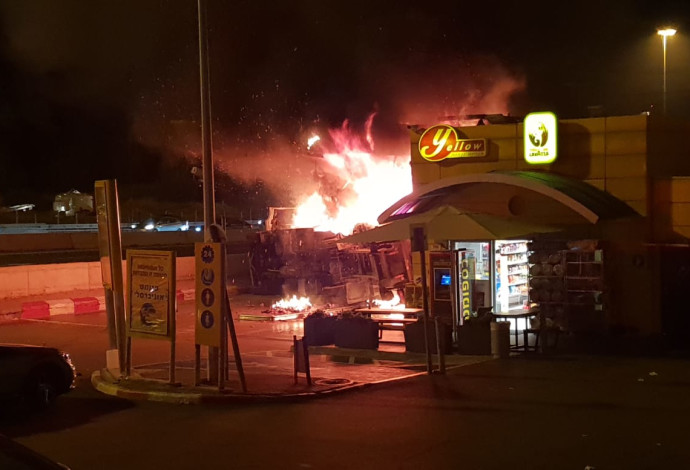 שריפה בתחנת הדלק בשער הגיא (צילום:  דוברות המשטרה)