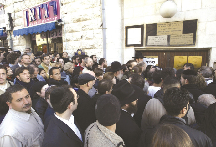 קהל צובא על סניף סגור של משרד הפנים (צילום:  פלאש 90)