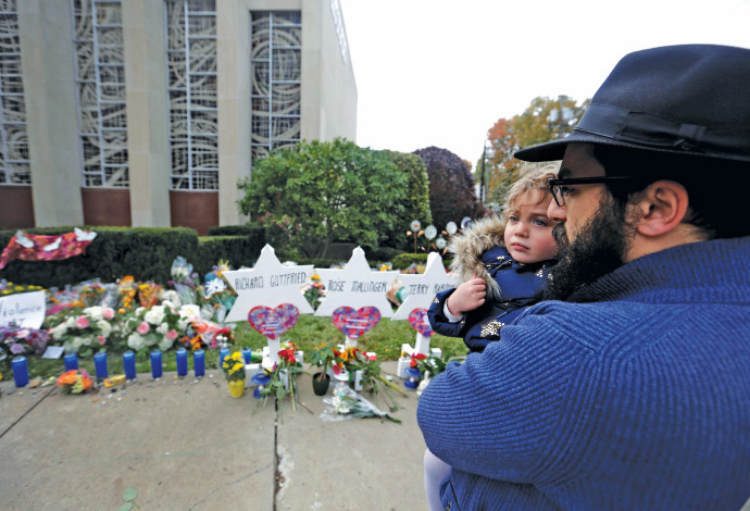 פינת זכרון לנרצחים בפיטסבורג (צילום:  רויטרס)
