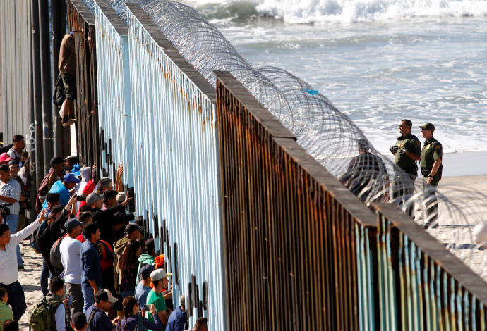 מהגרים בגבול בין ארה"ב למקסיקו (צילום:  רויטרס)