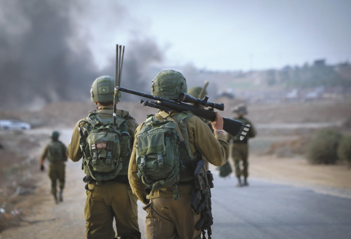 חיילי צה"ל בסמוך לגבול עזה (צילום:  יוסי זמיר, פלאש 90)