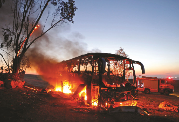 אוטובוס החיילים שנפגע מנ"ט בעוטף עזה (צילום:  AFP)