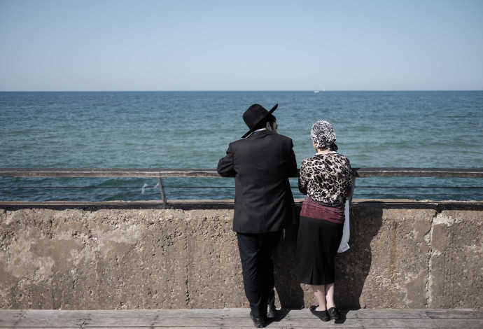 זוג חרדים צעירים, למצולמים אין קשר לנאמר בכתבה  (צילום:  תומר נויברג, פלאש 90)