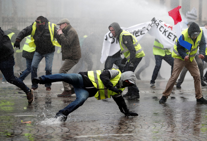 הפגנה בפריז נגד עליית מחירי הדלק (צילום:  רויטרס)