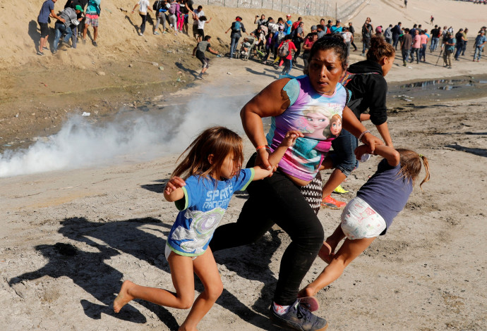 ירי גז מדמיע לעבר מהגרים שניסו לחצות את הגבול לארה"ב (צילום:  רויטרס)